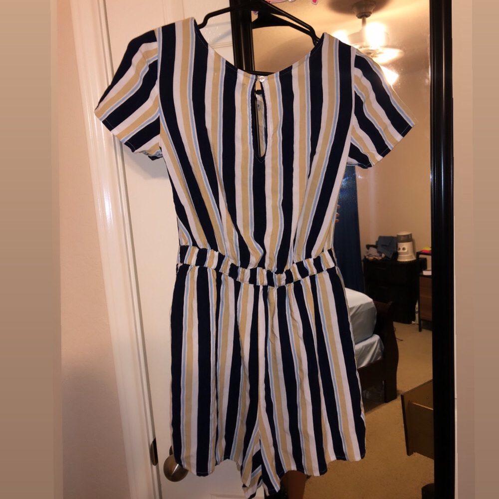 Hollister romper :) - Picture 2 of 3